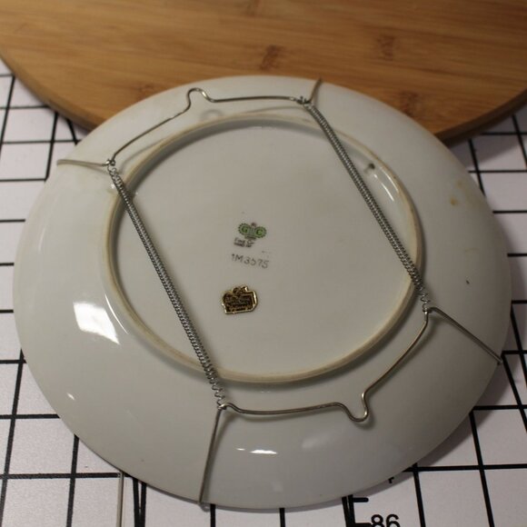The Flower Emblems Of Canada Decorative Plate By Napco Fine China + Wire Hanger - Picture 3 of 4